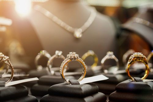 Créer sa marque de bijoux : démarches et inscriptions