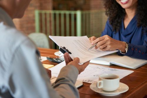 Devenir courtier auto entrepreneur : démarches, inscriptions et salaire